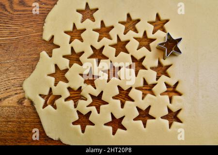 Pâte à biscuits au sucre brut déployée sur le comptoir avec emporte-pièce en forme d'étoile, pour Noël ou autre pâtisserie de vacances à la maison, Browntown, Wisconsin, États-Unis Banque D'Images