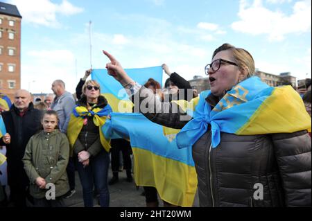 Olga Tverdokhlib le président de la branche de Gloucester de l'Association des Ukraniens de Grande-Bretagne s'adresse à la foule. Dans le monde entier, le choc de Banque D'Images