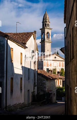 L'église Parrocchia dei Santi Pietro e Paolo du village de Valmareno, vue à travers une ruelle étroite. Banque D'Images