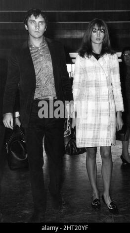 Terence Stamp et Jean Shrimpton, photographiés ensemble à l'aéroport de Londres Heathrow, 26th octobre 1965. L'acteur accompagne sa petite amie modèle alors qu'elle remplit ses engagements en Amérique et en Australie. Banque D'Images
