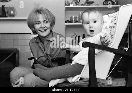 L'actrice Sheila Hancock avec sa petite fille Melanie Jane. 14th mars 1965. Banque D'Images