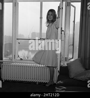 Jane Fonda, actrice américaine, au Royaume-Uni pour promouvoir son rôle de vedette dans le nouveau film Circle of Love aka la ronde (titre français original), photographié à l'hôtel Savoy, Londres, jeudi 21st janvier 1965. Jane Fonda fera une apparition au salon Eamonn Andrews ce dimanche. Banque D'Images