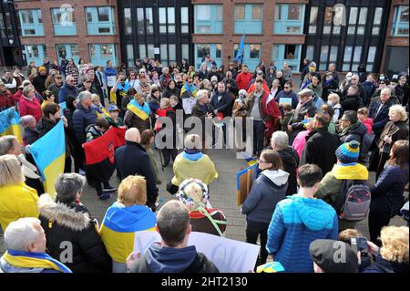 Richard Graham, député de Gloucester, s'adresse à la foule. Partout dans le monde, le choc de la guerre en Ukraine se transforme en colère et en protestation. Démonstration pour Banque D'Images