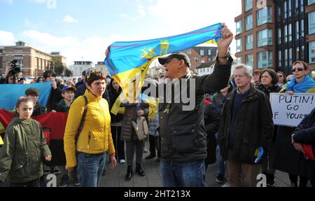 Svitlana Rood, originaire de la région de Donetsk en Ukraine, et son mari Stewart Rood s'adèrent à la foule. Dans le monde entier, le choc de la guerre à UKR Banque D'Images
