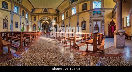 Vue panoramique de l'intérieur des bancs et de l'autel de l'église Valmareno Parrocchia dei Santi Pietro e Paolo. Banque D'Images