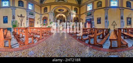 Vue panoramique de l'intérieur des bancs et de l'autel de l'église Valmareno Parrocchia dei Santi Pietro e Paolo. Banque D'Images