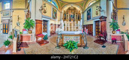 Vue panoramique de l'intérieur de l'autel de l'église de Valmareno Parrocchia dei Santi Pietro e Paolo. Banque D'Images