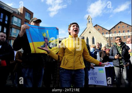 Svitlana Rood, originaire de la région de Donetsk en Ukraine, et son mari Stewart Rood s'adèrent à la foule. Dans le monde entier, le choc de la guerre à UKR Banque D'Images