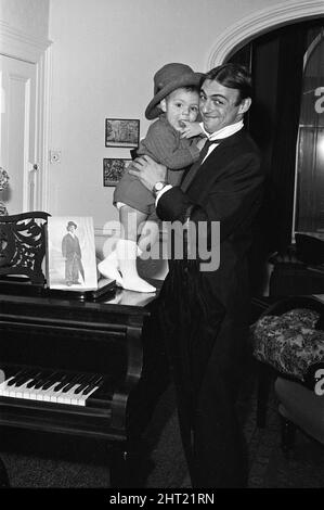 Roy Hudd, est maintenant la star de sa propre série BBC intitulée Simply 'Hudd'. Beaucoup de téléspectateurs plus âgés ont commenté la ressemblance de Roy à un grand comédien des jours passés - Dan Leno, dont il a étudié la vie. Roy est photographié à la maison de Dan Leno à Brixton, avec son fils Max. 20th novembre 1965. Banque D'Images