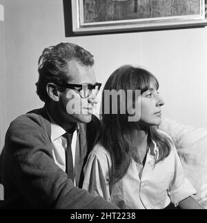 Bamber Gascoigne, personnalité de la télévision et sa femme Christina chez elle à Notting Hill, Londres. 15th septembre 1965. Banque D'Images