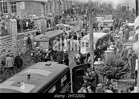 Aberfan, sud du pays de Galles, vers 21st octobre 1966 la photo montre la boue et la dévastation causées par les dégâts miniers de la colline au-dessus de la ville derrière est tombé et a englouti la Pantglas Junior School le 21st octobre 1966. Les sauveteurs essayant de trouver des victimes et de l'aide, monent la boue et les décombres autour du site de l'école. Le désastre d'Aberfan a été l'effondrement catastrophique d'un pourboire de collierie dans le village gallois d'Aberfan, près de Merthyr Tydfil. Elle a été causée par une accumulation d'eau dans la roche accumulée et le schiste, qui a soudainement commencé à glisser en descente sous forme de lisier et a englouti le Banque D'Images