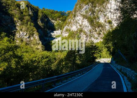 Une route asphaltée mène aux virages en épingle du col San Boldo. Banque D'Images