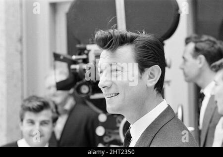 Life at the Top, film de 1965, sur place, tournage autour du bâtiment Economist à St James, Londres, SW1, dimanche 25th juillet 1965. Les stars de cinéma Laurence Harvey, qui remprises le rôle de Joe Lampton dans une suite à 1959 film Room at the Top. Notre photo montre .... Laurence Harvey Banque D'Images