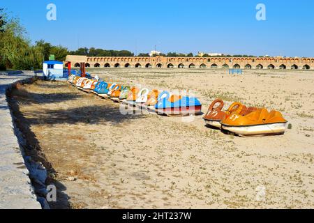 Pont SioSe Pol au-dessus de la rivière Zayandeh dans la ville d'Isfahan en Iran, le nom du pont est par trente-trois arches sur le pont. Un lit de rivière sec avec Banque D'Images