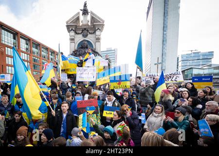 Manchester, Royaume-Uni. 26th févr. 2022. Des gens avec des pancartes assistent à une manifestation anti-guerre à Piccadilly Gardens pour se tenir en solidarité avec le peuple d'Ukraine. Cela vient après que la Russie ait lancé une attaque sur le territoire ukrainien, après des semaines de rhétorique amère qui a maintenant vu des centaines de UkrainianÕs mourir. Credit: Andy Barton/Alay Live News Banque D'Images