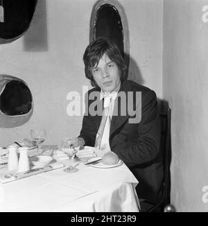 Rolling Stones: 23 décembre 1966, dîner pour une personne au restaurant italien Trattoria Terrazza de Soho, comme Mick Jagger déclare sa romance avec Chrissie Shrimpton est terminée. Il est cité pour avoir dit: ' Je ne creuse pas le mariage à l'heure actuelle ' Banque D'Images