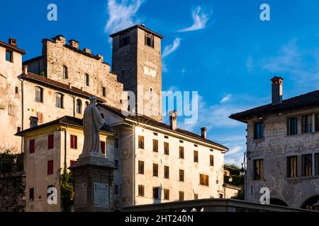 Piazza Maggiore, située dans la partie supérieure de Feltre, avec le château d'Alboino et le monument de Panfilo Castaldi. Banque D'Images