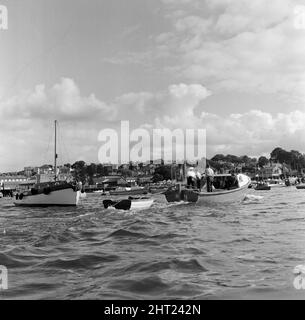 La recherche du bateau de plaisance disparu Darlwyne qui a coulé le 31st juillet 1966. Le naufrage tragique du Darlwyne a entraîné la perte de 31 vies et l'épave du bateau n'a jamais été trouvée. Les cadavres de seulement 12 des 31 personnes à bord ont jamais été récupérés. Sur la photo, le port est lancé avec des policiers qui remorquent le canot pneumatique du disparu Darlwyne à terre. 1st août 1966. Banque D'Images