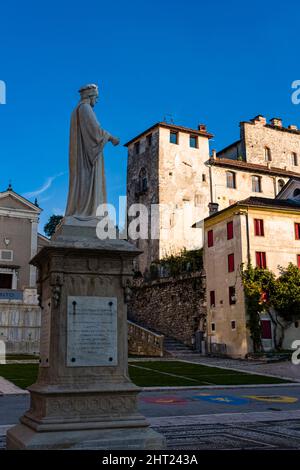 Piazza Maggiore, située dans la partie supérieure de Feltre, avec le monument à Panfilo Castaldi et la Torre dell'Orologio. Banque D'Images