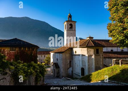 La Concatedrale di San Pietro Apostolo, le duomo de Feltre, les contreforts de Monte Grappa au loin. Banque D'Images