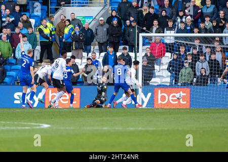 Cardiff, Royaume-Uni. 26th févr. 2022. Aleksandar Mitrovic (9), de Fulham, marque le but de ses équipes en 1st. Match de championnat EFL Skybet, Cardiff City v Fulham au Cardiff City Stadium de Cardiff, pays de Galles, le samedi 26th février 2022. Cette image ne peut être utilisée qu'à des fins éditoriales. Utilisation éditoriale uniquement, licence requise pour une utilisation commerciale. Aucune utilisation dans les Paris, les jeux ou les publications d'un seul club/ligue/joueur. photo par crédit : Andrew Orchard sports photographie/Alay Live News Banque D'Images