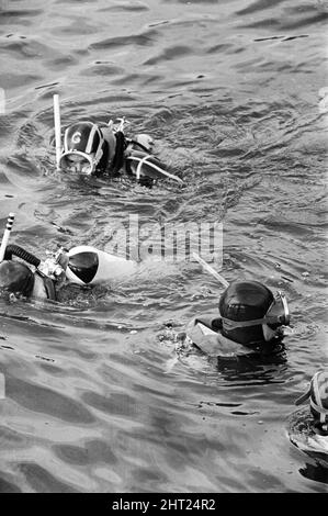 Le bateau de plaisance Prince of Wales a chaviré et a fait passer ses 39 passagers dans l'estuaire du Mawddach à Penmaenpool, Merioneth, au nord du pays de Galles, le 22nd juillet 1966 . La visite de l'après-midi d'été est devenue une lutte soudaine pour la survie alors que le bateau faisait un virage en « U » vers une jetée d'atterrissage. Le prince de Galles a été balayé contre un pont à péage. Un trou a été déchiré dans le bateau et il a coulé en trois minutes. Entraînant la mort de 15 personnes, dont 4 enfants. Sur la photo, des grenouille fouillant la scène de l'accident. 23rd juillet 1966. Banque D'Images