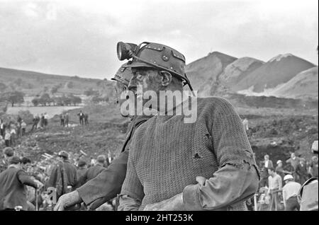 Les sauveteurs prennent une pause après l'effondrement catastrophique d'un pourboire de collierie dans le village gallois d'Aberfan, près de Merthyr Tydfil, le 21 octobre 1966. Le glissement de terrain de 40 000 mètres cubes de lisier a englouti le village et la Pantansa Junior School, tuant 116 enfants et 28 adultes. Elle a été causée par une accumulation d'eau dans la roche et le schiste sur la pointe de butin de colliery local, qui a soudainement commencé à glisser en descente sous forme de lisier.les événements du vendredi, 21 octobre 1966 Pointe no 7, qui était à 500 pieds au-dessus du village d'Aberfan, près de Merthyr Tydfil, en Californie Banque D'Images