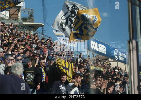 Parme, Italie. 26th févr. 2022. Fans de PARME CALCIO lors du match série B entre Parme Calcio et SPAL à Ennio Tardini le 26 février 2022 à Parme, Italie. Crédit : Agence photo indépendante/Alamy Live News Banque D'Images