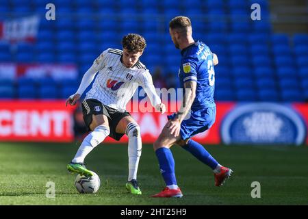 NECO Williams #20 de Fulham prend Joe Ralls #8 de Cardiff City Banque D'Images