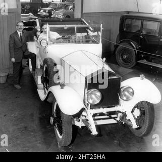 Vétéran Rolls Royce, photographié dans la salle d'exposition, lieu TBC, 22nd juin 1966. Banque D'Images