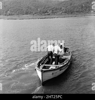 Le bateau de plaisance Prince of Wales a chaviré et a fait passer ses 39 passagers dans l'estuaire du Mawddach à Penmaenpool, Merioneth, au nord du pays de Galles, le 22nd juillet 1966 . La visite de l'après-midi d'été est devenue une lutte soudaine pour la survie alors que le bateau faisait un virage en « U » vers une jetée d'atterrissage. Le prince de Galles a été balayé contre un pont à péage. Un trou a été déchiré dans le bateau et il a coulé en trois minutes. Entraînant la mort de 15 personnes, dont 4 enfants. Photo : police à la recherche de survivants. 23rd juillet 1966. Banque D'Images