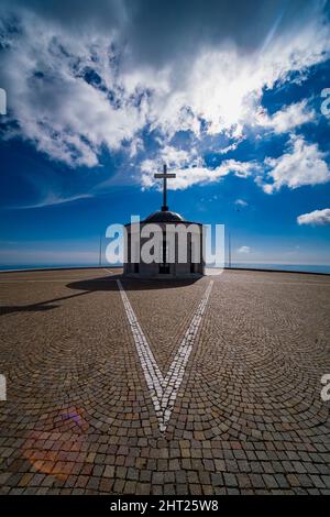 Le mémorial militaire de Monte Grappa, le Sacré militaro del monte Grappa, situé au sommet de Monte Grappa. Banque D'Images