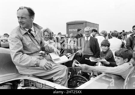 Proteus Bluebird, la voiture dans laquelle Donald Campbell a battu le record mondial de vitesse automobile a maintenant fait sa dernière course, à 5 km/h, à la station RAF, Debden, Essex, 19th juin 1966. Campbell devait faire une démonstration lors d'un gala, Mais 5 jours plus tôt, la voiture a été gravement endommagée quand, avec le pilote de course Peter Bolton aux commandes, elle a heurté une clôture en bois et une haie à 100 km/h, a navigué 10ft dans les airs en traversant la route de Cambridge Chelsford et a finalement tourné sur un terrain de 200 mètres. Photo des autographes de signature pour enfants. Banque D'Images