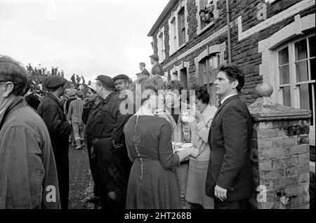 Aberfan, sud du pays de Galles, vers 21st octobre 1966 la photo montre la boue et la dévastation causées par les dégâts miniers de la colline au-dessus de la ville derrière est tombé et a englouti la Pantglas Junior School le 21st octobre 1966. Les sauveteurs essayant de trouver des victimes et de l'aide, monent la boue et les décombres autour du site de l'école. Le désastre d'Aberfan a été l'effondrement catastrophique d'un pourboire de collierie dans le village gallois d'Aberfan, près de Merthyr Tydfil. Elle a été causée par une accumulation d'eau dans la roche accumulée et le schiste, qui a soudainement commencé à glisser en descente sous forme de lisier et a englouti le Banque D'Images