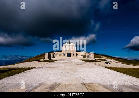 Le mémorial militaire de Monte Grappa, le Sacré militaro del monte Grappa, situé au sommet de Monte Grappa. Banque D'Images