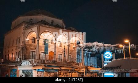 Vue verticale de la mosquée Tzistarakis depuis la place Monastiraki la nuit. Athènes, Grèce. Banque D'Images