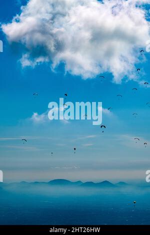 Les parapentes, qui dévallent de Monte Grappa, survolant les pentes méridionales de la montagne, au-dessus des plaines. Banque D'Images