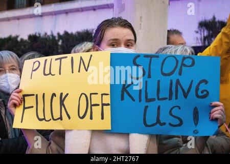 Madrid, Espagne. 25th févr. 2022. Personnes protestant pour la deuxième journée consécutive devant l'ambassade de Russie contre l'invasion russe de l'Ukraine le 24 février 2022 à Madrid, Espagne. Les manifestants ont scandé pour mettre fin à la guerre, portant des banderoles et des drapeaux ukrainiens. (Photo d'Alvaro Laguna/Pacific Press) crédit: Pacific Press Media production Corp./Alay Live News Banque D'Images