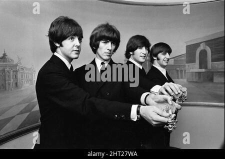 Les Beatles montrent leurs médailles MBE après l'investiture royale à Buckingham Palace, Londres, mardi 26th octobre 1965. Les Beatles, chacun est maintenant membre de l'ordre de l'Empire britannique. Photo à la conférence de presse tenue au théâtre Saville. Banque D'Images