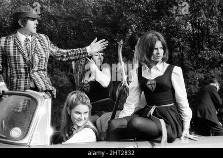 Le tournage de « The Great St Trinian's train Brevol » avec Portland Mason (la fille de James Mason) et George Cole en tant que « Flash » Harry. Sur place au camp militaire de Longmoor, près de Liss, Hampshire. 17th octobre 1965. Le tournage de « The Great St Trinian's train Brevol » avec Portland Mason (la fille de James Mason) et George Cole en tant que « Flash » Harry. Sur place au camp militaire de Longmoor, près de Liss, Hampshire. 17th octobre 1965. Banque D'Images