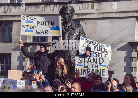 Londres, Royaume-Uni. 26th février 2022. Des milliers de personnes se sont rassemblées à Whitehall pour protester contre l'invasion russe de l'Ukraine et ont appelé le gouvernement britannique et l'OTAN à aider l'Ukraine. Credit: Vuk Valcic/Alamy Live News Banque D'Images