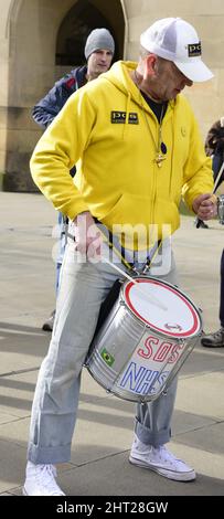 Manchester, Royaume-Uni, 26th février 2022. L'homme drumming a SOS NHS sur son tambour. Manifestation ou manifestation exigeant une action d'urgence pour financer le National Health Service, y compris un financement d'urgence de £20 milliards pour sauver des vies cet hiver, un NHS entièrement public et un personnel payant correctement, St Peter's Square, centre de Manchester, Angleterre, Royaume-Uni. Crédit : Terry Waller/Alay Live News Banque D'Images