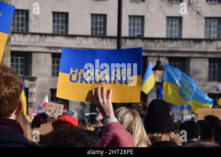 Londres, Royaume-Uni. 26th février 2022. Un manifestant tient un écriteau « Hands off Ukraine ». Des milliers de personnes se sont rassemblées à Whitehall pour protester contre l'invasion russe de l'Ukraine et ont appelé le gouvernement britannique et l'OTAN à aider l'Ukraine. Credit: Vuk Valcic/Alamy Live News Banque D'Images