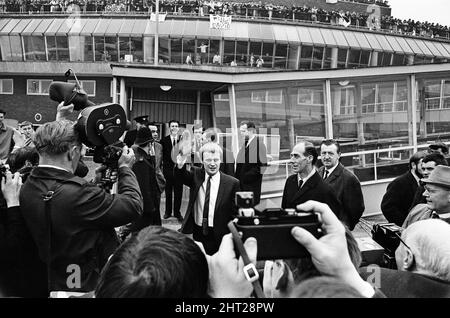 David McCallum, acteur qui joue le rôle d'agent secret Illya Kuryakin dans NBC, montre l'homme de l'ONU C. L.E., photographié arrivant à l'aéroport de Londres. 16th mars 1966. Banque D'Images