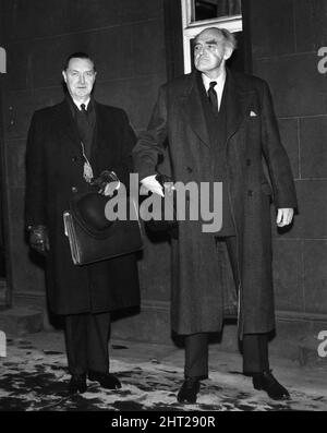 Ancien directeur général de la BBC et créateur du système radio de la BBC Lord Reith dans son rôle de recteur de l'Université de Glasgow avec Andrew Stewart, le contrôleur écossais de la BBC et l'évaluateur du recteur. Ils sont photographiés avant d'entrer dans Pearce Lodge pour rencontrer le conseil exécutif du Conseil des représentants des étudiants de l'Université pour entamer des discussions sur la suspension des trois étudiants suite à une controverse anonyme de lettres.28th janvier 1966. Banque D'Images