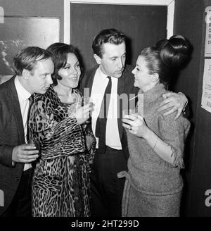 John Bird, Cleo Laine, David Frost et Annie Ross, photographiés après le tournage de « pas tant un programme, plus un mode de vie » au BBC TV Center, White City. C'était le dernier épisode. 11th avril 1965. Banque D'Images