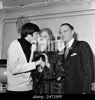 John Mills et Mary Hayley Bell sont apparus sur le « lieu des célébrités » du spectacle Palladium. Aujourd'hui est leur anniversaire de mariage en argent. La paire a été visitée par Jimmy Tarbuck avant le début du spectacle. 16th janvier 1966. Banque D'Images