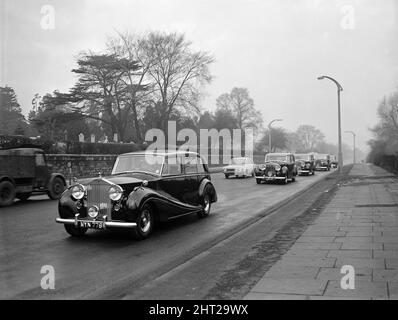 Sir Winston Churchill, procession funéraire quitte le Coventry pour l'église St Martin à Bladon, près de Woodstock, Oxfordshire, Angleterre, 30th janvier 1965. Dernier lieu de repos de l'ancien premier ministre Sir Winston Churchill. Banque D'Images