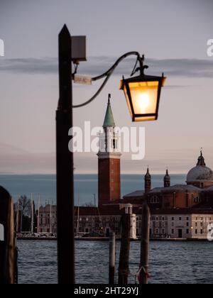 Campanile Tour du clocher de l'église San Giorgio Maggiore et Lanterne à Dusk en soirée Banque D'Images