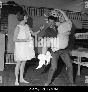 Elspet Gray (Mme Brian Rix) doit faire sa première apparition depuis son accident de voiture en Espagne l'année dernière. Ce sera le lundi de Pâques, le 11 avril, dans une farce de Brian Rix 'à Dorothy a son' sur BBC TV. Elspet est la deuxième femme enceinte de Toni Rigi dans la pièce. Brian Rix et Elspet Gray sont photographiés avec la co-star Yolande Donlan.24th mars 1966. Banque D'Images